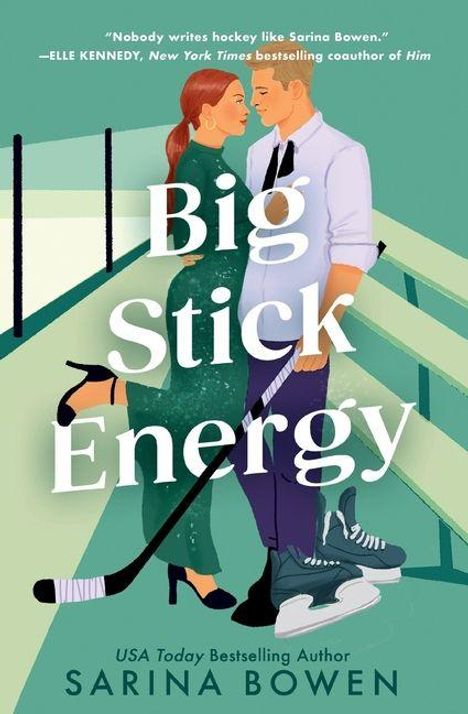 „Big Stick Energy“ und „Sarina Bowen“. Illustration: Eine Frau und ein Mann auf einer Eishalle, Hockeyschläger und Schlittschuhe.