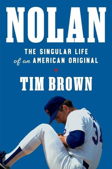 „Nolan: The Singular Life of an American Original“ von Tim Brown. Ein Baseballspieler in Uniform sitzt und bindet seinen Schuh.