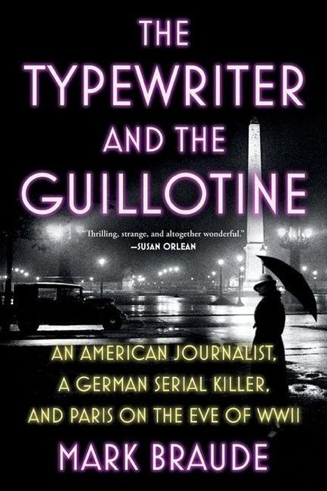 "The Typewriter and the Guillotine" von Mark Braude. Eine Person mit Regenschirm steht auf einer nächtlichen Straße.