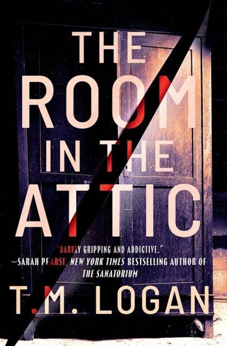 Text: "THE ROOM IN THE ATTIC", "Darkly gripping and addictive."–Sarah Pearse, T. M. Logan. Hintergrund: Holztür mit diagonaler Linie.