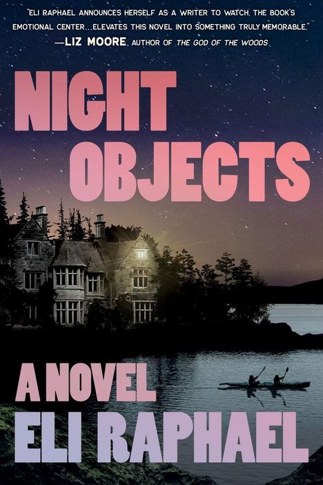 "Night Objects" und "A Novel Eli Raphael" in großen Buchstaben. Alte Villa am See bei Abenddämmerung, zwei Kajakfahrer im Wasser.