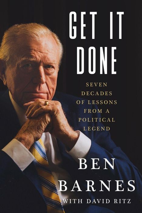 „GET IT DONE: Seven Decades of Lessons from a Political Legend“ ist oben geschrieben. Ben Barnes sitzt nachdenklich.