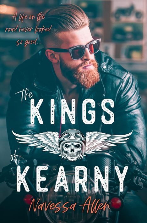 Text: „A life on the road never looked so good... The Kings of Kearny. Navessa Allen.“ Ein bärtiger Mann auf einem Motorrad.