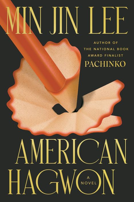 Der Text lautet: "MIN JIN LEE, AMERICAN HAGWON, A NOVEL, AUTHOR OF THE NATIONAL BOOK AWARD FINALIST PACHINKO." Ein Bleistift mit Spänen.