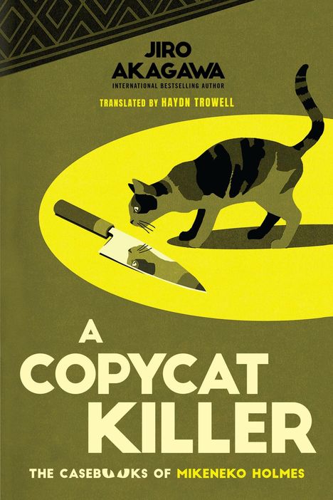 „A Copycat Killer“, Autor: Jiro Akagawa. Eine Katze betrachtet ihr Spiegelbild in einem Messer auf gelbem Grund.