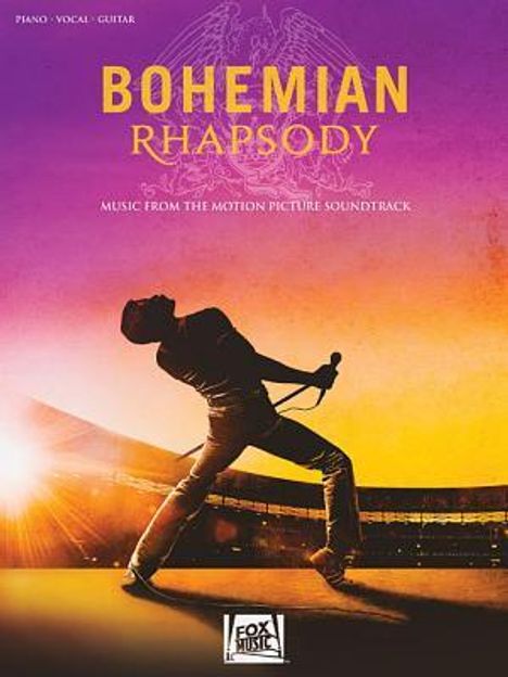 "BOHEMIAN RHAPSODY" in gelber Schrift oben. Silhouette eines Sängers mit Mikro vor Sonnenuntergang auf einer Bühne.