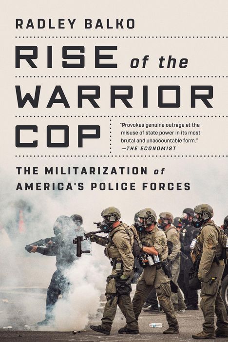 "Radley Balko: Rise of the Warrior Cop. The Militarization of America's Police Forces." Soldatenähnliche Polizisten in Rauch.