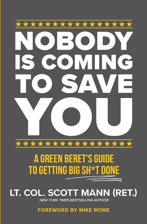 "NOBODY IS COMING TO SAVE YOU." Gelbes Banner mit Sternen. "A GREEN BERET'S GUIDE TO GETTING BIG SH*T DONE." Dunkelgrauer Hintergrund.