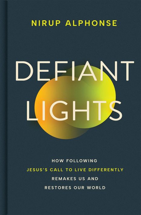 "NIRUP ALPHONSE, DEFIANT LIGHTS, HOW FOLLOWING JESUS'S CALL TO LIVE DIFFERENTLY REMAKES US AND RESTORES OUR WORLD."  
Ein gelbes Lichtkreismotiv auf dunklem Hintergrund.