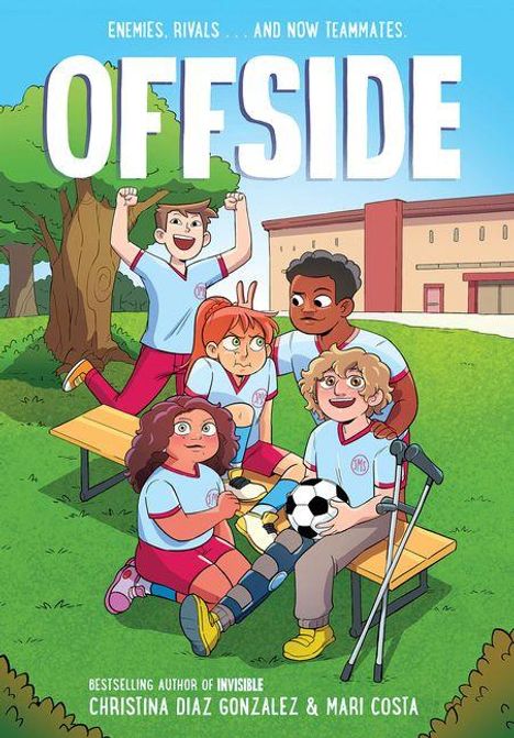 „OFFSIDE“ steht oben, darunter fünf fröhliche Kinder in Fußballtrikots auf einer Bank mit Ball. Autor: Christina Diaz Gonzalez.
