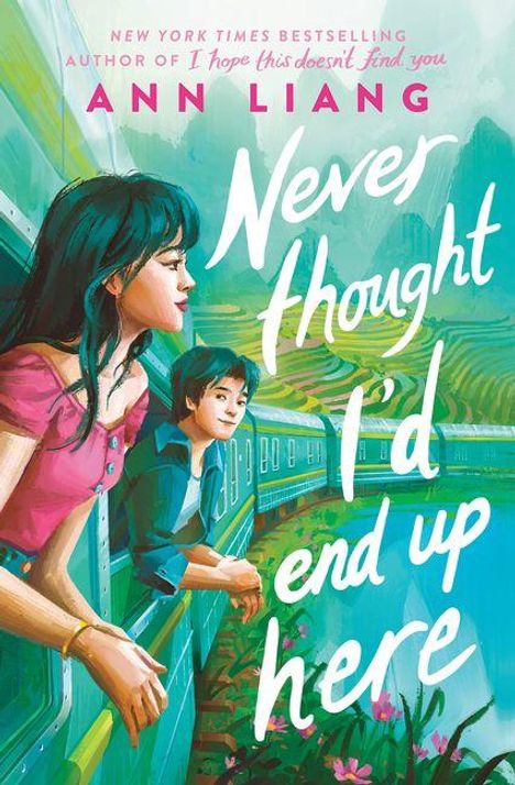 "Never thought I’d end up here" steht in großer, geschwungener Schrift. Eine Frau und ein Junge schauen aus einem Zugfenster.