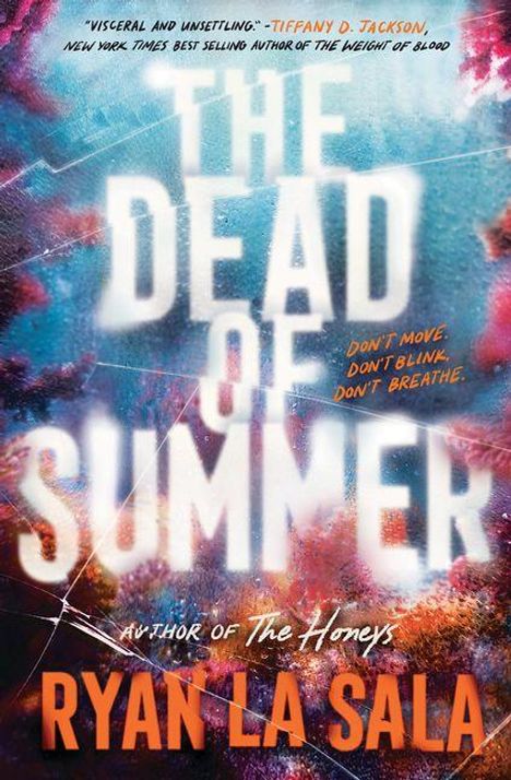 "The Dead of Summer", "Don't move. Don't blink. Don't breathe." Farben: Blau, Rot, Weiß; dynamisches, verschwommenes Muster.
