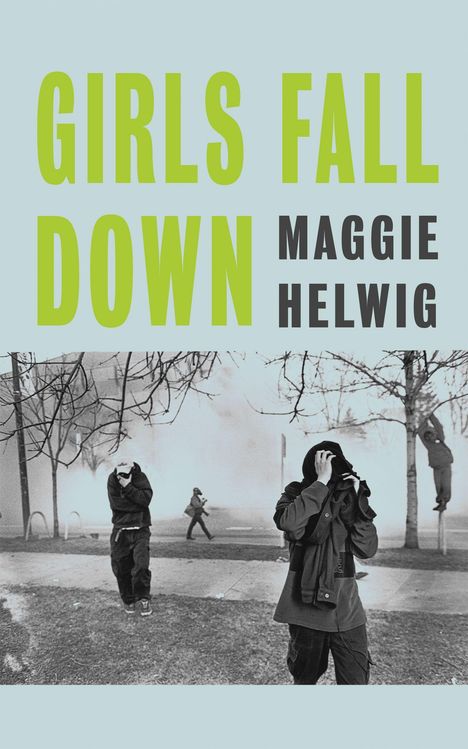 GIRLS FALL DOWN, MAGGIE HELWIG. Menschen in winterlicher Kleidung, bedecken Gesichter, Rauch im Hintergrund, kahle Bäume.