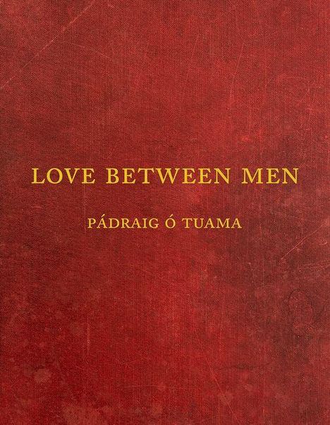 Text: "LOVE BETWEEN MEN" und "PÁDRAIG Ó TUAMA" in Gelb auf strukturiertem rotem Hintergrund.