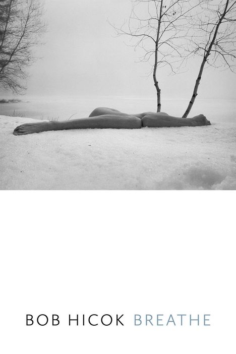 Text: "BOB HICOK BREATHE". Ein nackter Mensch liegt im Schnee, umgeben von kahlen Bäumen.