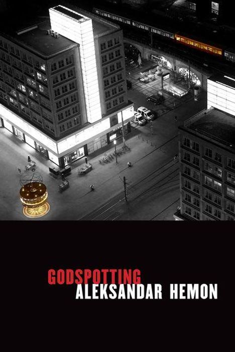 "GODSPOTTING ALEKSANDAR HEMON" in weißen und roten Buchstaben auf schwarzem Hintergrund. Schwarzes-Weiß Stadtansicht von oben.