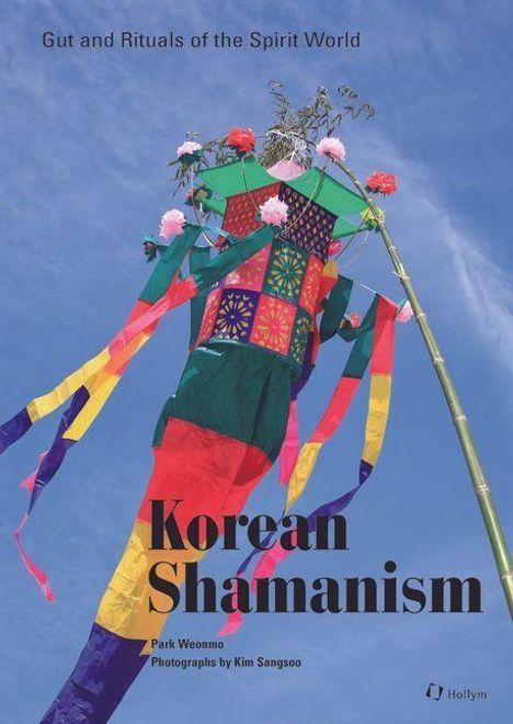 Text: "Gut and Rituals of the Spirit World. Korean Shamanism. Park Weomoo. Photographs by Kim Sangsoo." 

Buntes koreanisches Ritualobjekt mit Bändern, in den Himmel ragend.