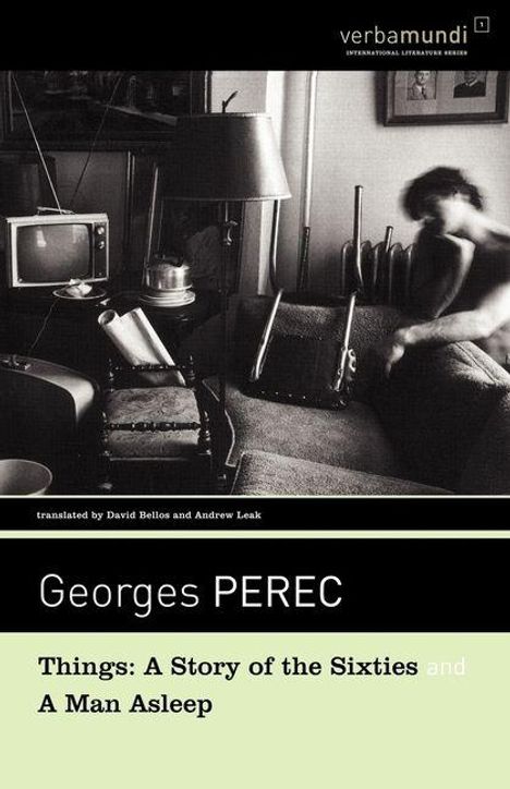 Texte: "Georges PEREC. Things: A Story of the Sixties and A Man Asleep." Schwarz-weiß Foto eines Zimmers mit Fernseher und Couch.