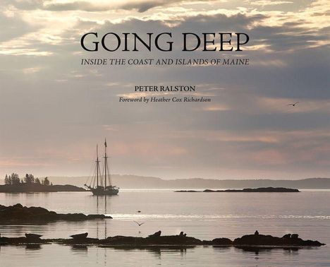 "GOING DEEP: INSIDE THE COAST AND ISLANDS OF MAINE" von Peter Ralston, Vorwort von Heather Cox Richardson. Segelschiff bei Sonnenuntergang.