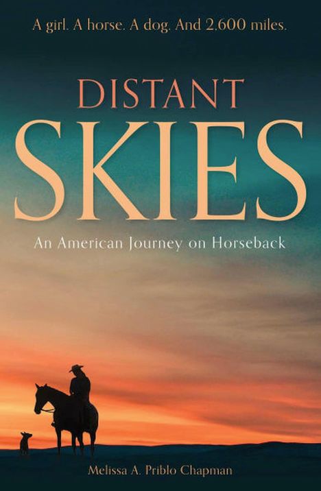 Oben: „A girl. A horse. A dog. And 2,600 miles.“ Titel: „DISTANT SKIES“. Silhouette von Reiter, Pferd und Hund vor Sonnenuntergang.