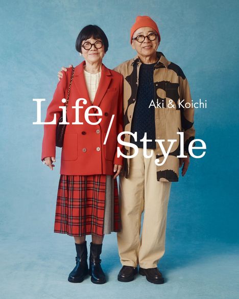 Text: "Life/Style" und "Aki & Koichi". Zwei ältere Personen in stilvoller Kleidung posieren vor blauem Hintergrund.