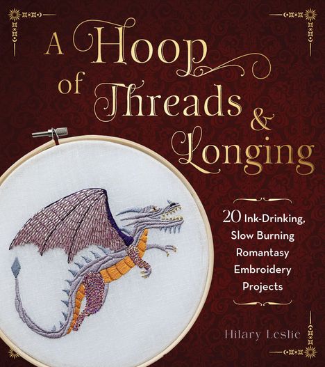 „A Hoop of Threads & Longing“ und „20 Ink-Drinking, Slow Burning Romantasy Embroidery Projects“. Stickerei eines Drachens.
