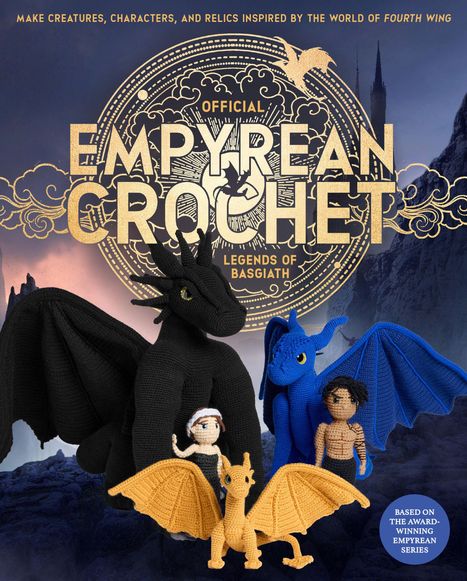 "Official Empyrean Crochet: Legends of Basgiath." Vier gehäkelte Figuren: ein schwarzer Drache, ein blauer Drache, ein goldener Drache und zwei Menschen.