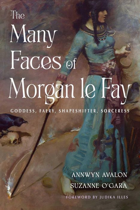„The Many Faces of Morgan le Fay: Goddess, Faery, Shapeshifter, Sorceress.“ Frau in blauer Robe mit Stock und Raben.