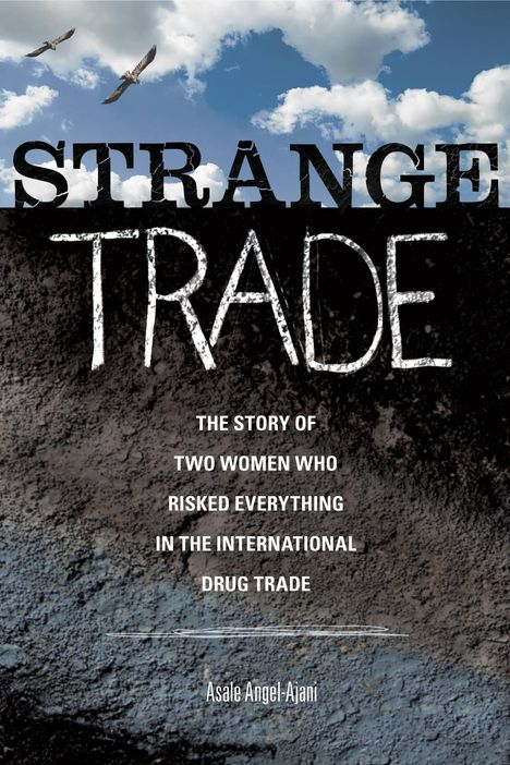 "STRANGE TRADE" in großen Buchstaben, darunter die Geschichte von zwei Frauen im internationalen Drogenhandel. Wolkenhimmel.