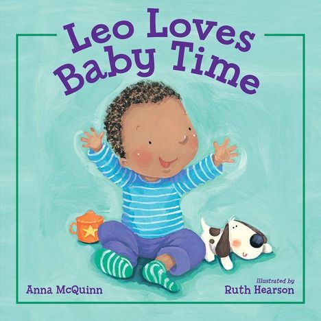"Leo Loves Baby Time" in lila Buchstaben. Ein fröhliches Kleinkind sitzt aufrecht, umgeben von Spielzeug.