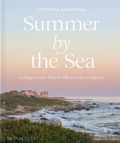 "Thomas A. Kligerman: Summer by the Sea; Cottages from Watch Hill to Little Compton. Küste bei Sonnenuntergang, Cottages im Hintergrund."