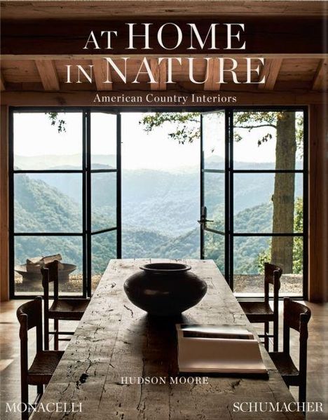 „At Home in Nature: American Country Interiors“ von Hudson Moore. Ein rustikaler Raum mit Holztisch und Blick auf die Berge.