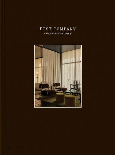„POST COMPANY: CHARACTER STUDIES“. Ein stilvoll eingerichtetes Zimmer mit Sesseln, Lampe und Vorhängen.