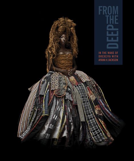"FROM THE DEEP" und "IN THE WAKE OF DREXCIYA WITH AYANA V. JACKSON". Eine Person in prächtigem, buntem Gewand.