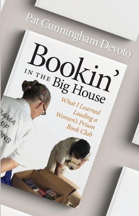 Buchtitel: "Bookin' in the Big House". Autor: Pat Cunningham Devoto. Zwei Frauen beugen sich über eine Kiste.