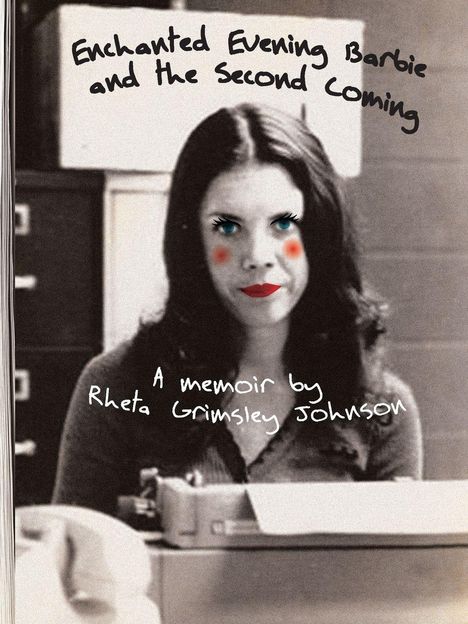 „Enchanted Evening Barbie and the Second Coming“ und „A memoir by Rheta Grimsley Johnson“. Schwarz-weiß Foto von Frau mit Schreibmaschine.