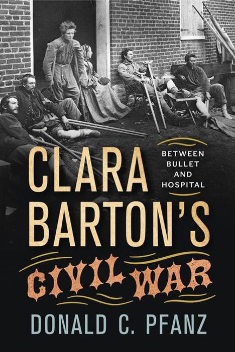 Text: "Clara Barton's Civil War: Between Bullet and Hospital" von Donald C. Pfanz. 
Hintergrund: Soldaten vor einem Backsteingebäude.