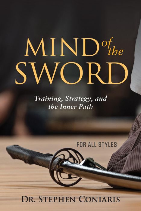 „Mind of the Sword: Training, Strategy, and the Inner Path“ steht über einem Schwert auf einem Holzboden.