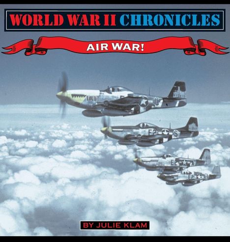 "World War II Chronicles: Air War!" in roten und blauen Buchstaben. Vier Jagdflugzeuge fliegen über Wolken.