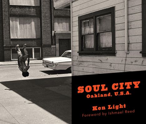 "Soul City, Oakland, U.S.A." von Ken Light, Vorwort von Ishmael Reed. Ein Kind springt vor Häusern und einem Auto rückwärts.
