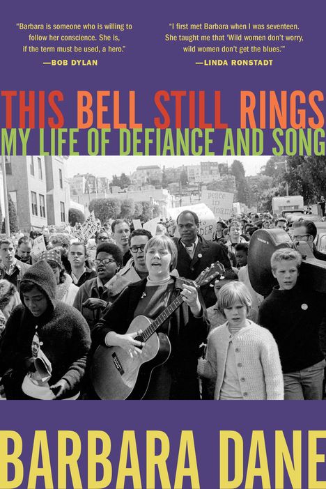 „THIS BELL STILL RINGS: MY LIFE OF DEFIANCE AND SONG“. Zitate von Bob Dylan und Linda Ronstadt. Protestszene, Frau mit Gitarre.