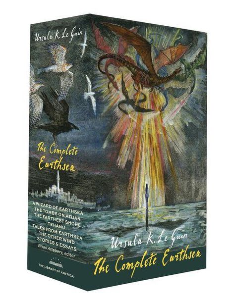 „The Complete Earthsea“ von Ursula K. Le Guin. Gemälde mit Drachen und Stadt. Liste der enthaltenen Werke im Set.