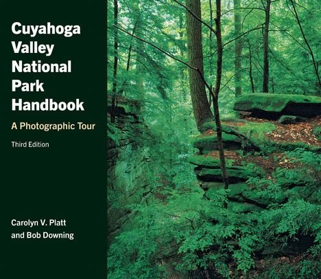 „Cuyahoga Valley National Park Handbook“ von Carolyn V. Platt. Grüne Waldlandschaft mit einem Pfad.