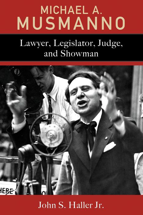 "MICHAEL A. MUSMANNO" oben, "Lawyer, Legislator, Judge, and Showman" mittig, "John S. Haller Jr." unten, Mann spricht leidenschaftlich in Mikrofon.