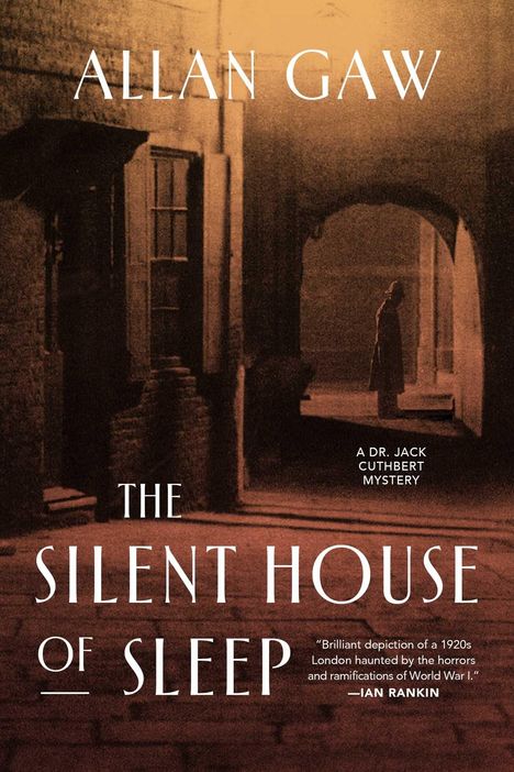 "Allan Gaw" und "The Silent House of Sleep". Eine dunkle Gasse mit einer Figur im Schatten.