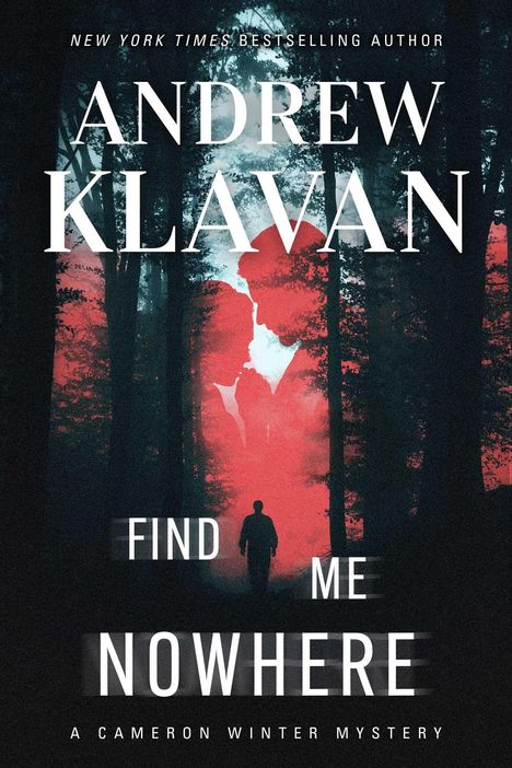 „Andrew Klavan. Find Me Nowhere. A Cameron Winter Mystery.“ Eine Silhouette im Wald mit rotem Licht.