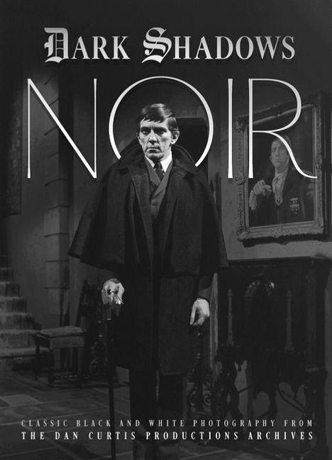 "DARK SHADOWS NOIR" steht oben. Klassische schwarz-weiß Fotografie mit Mann in altmodischem Mantel in einem Raum mit Gemälde.