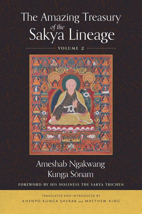 "The Amazing Treasury of the Sakya Lineage, Volume 2. Gemälde eines sitzenden Mönchs mit buntem, dekorativem Hintergrund."
