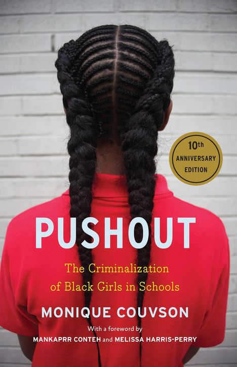 "Pushout: The Criminalization of Black Girls in Schools" von Monique Couvson, Mädchen mit geflochtenem Haar vor Ziegelwand.