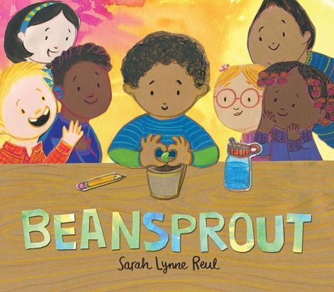 "BEANSPROUT" und "Sarah Lynne Reul". Kinder umringen einen Topf mit einer Pflanze auf einem Tisch. Fröhliche Atmosphäre.